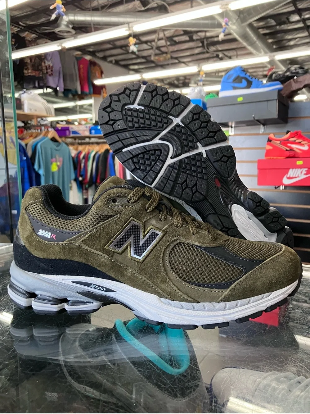 New Balance 2002R Woodland Black Size 8.5 karenscompany.com display picture 2
